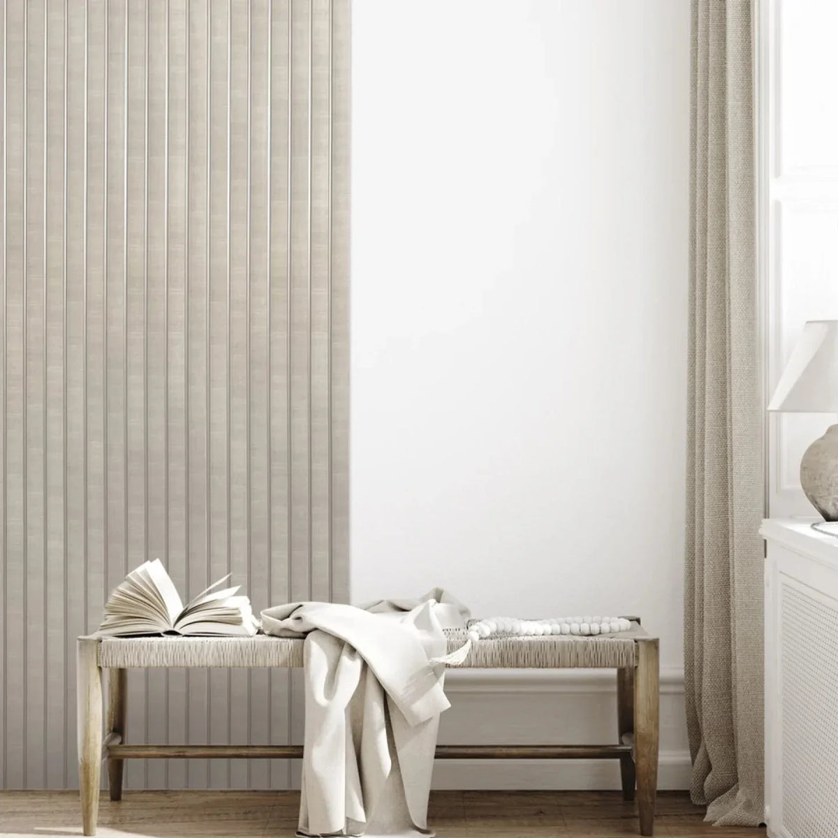 Bézs színű, bordázott Inspira Decora falpanel egy modern hálószoba falán Inspira Bútor